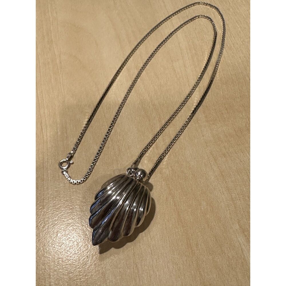Vintage Silver Tone Ribbed Shell Perfume Bottle Pendant Box Chain Necklace 28 In